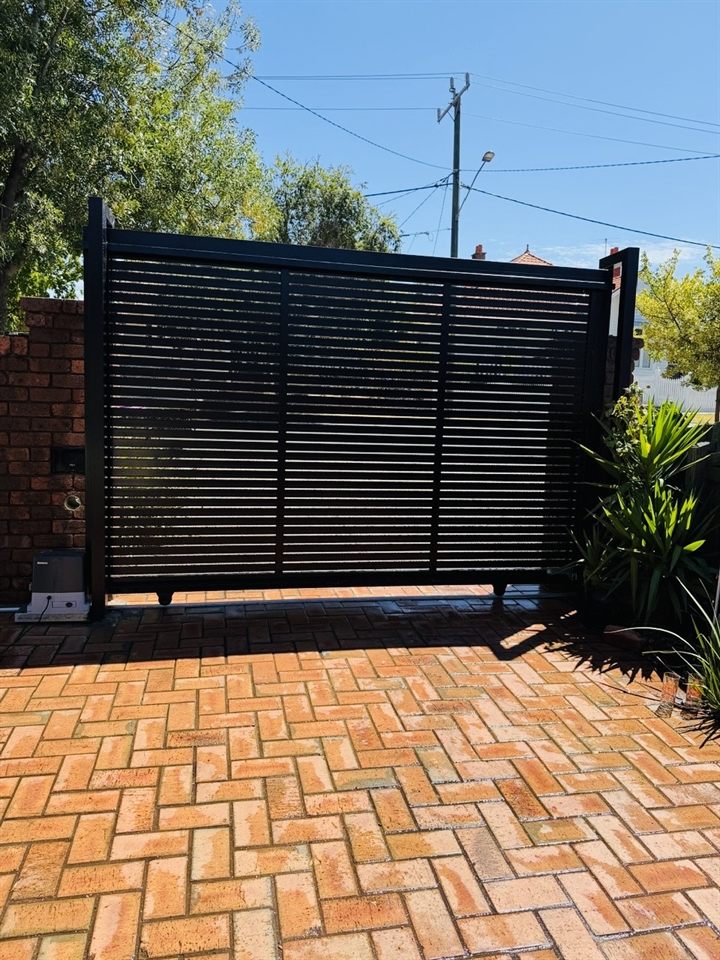 Motorised sliding gate